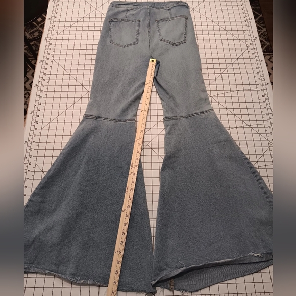 We The Free bell bottom wide Flare jeans, 29 waist 30.5" inseam, Great condition - Picture 6 of 6